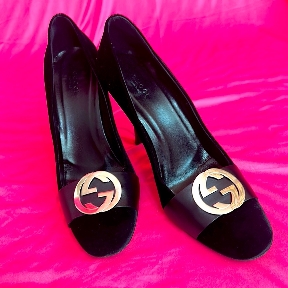 Authentic velvet Gucci pumps.